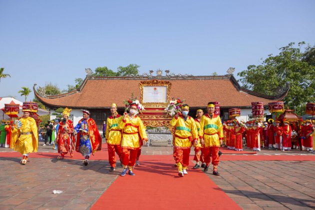 Vua Ba temple - Halong Bay shore excursions